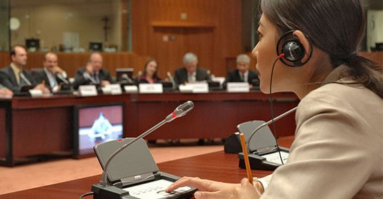 Traductora simult&aacute;nea en una reuni&oacute;n